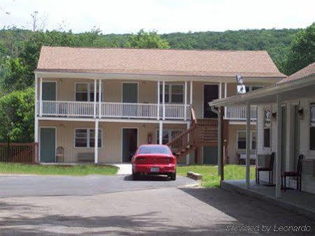 Maple Leaf Motel New Milford Exterior photo